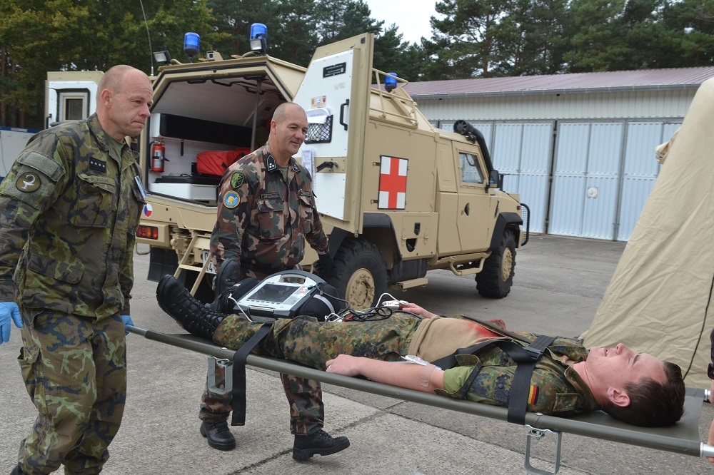 Do polní nemocnice přijíždí česká obrněná sanitka Iveco s raněným vojákem