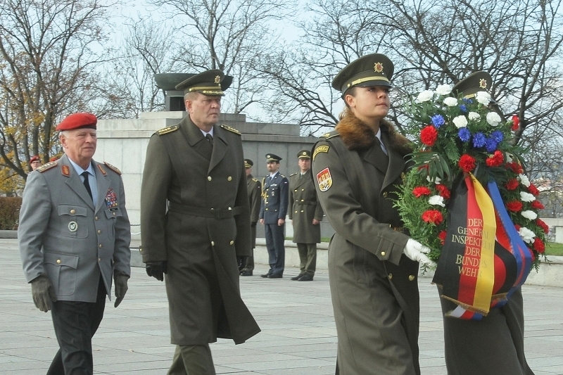 Náčelník Generálního štábu Armády České republiky armádní generál Josef Bečvář spolu s náčelníkem Generálním inspektorem Bundeswehru generálem Volkerem Wiekerem položili květiny na Čestném dvoru Národního památníku na Vítkově.