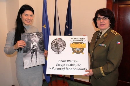 Heart Warrior věnoval Vojenskému fondu solidarity výtěžek z prodeje kalendáře