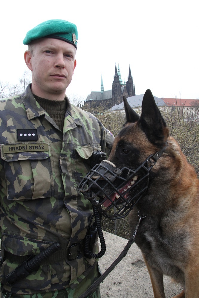 Psovod Hradní stráže rotný Tomáš Novák a belgický ovčák Coudy