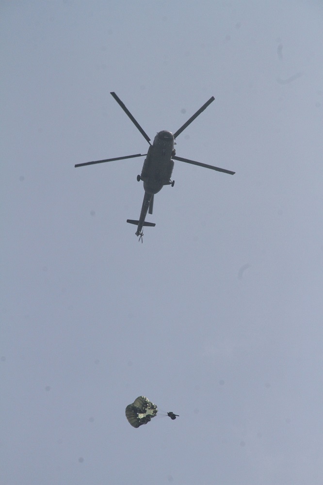 Vrtulník Mi-17 začíná vysazovat vojáky 43. výsadkového praporu do terénu Doupova