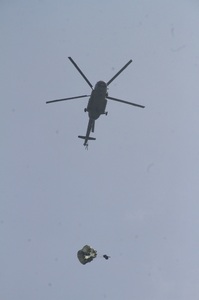 Vrtulník Mi-17 začíná vysazovat vojáky 43. výsadkového praporu do terénu Doupova