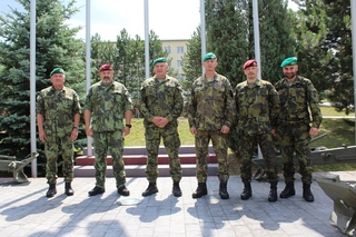 Společná fotografie, zleva plukovník gšt. Ivan Mráz, generálporučík Aleš Opata, brigádní generál Josef Kopecký, štábní praporčík Petr Kružík, podplukovník Ivo Zelinka a major Karel Zetocha