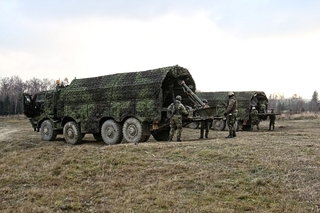 Přepravníky minometů Tatra 815 PRAM po zájezdu do palebného postavení 