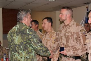  Náčelník Generálního štábu AČR armádní generál Aleš Opata ocenil vybrané vojáky z 18. úkolového uskupeni AČR RSM pamětní mincí