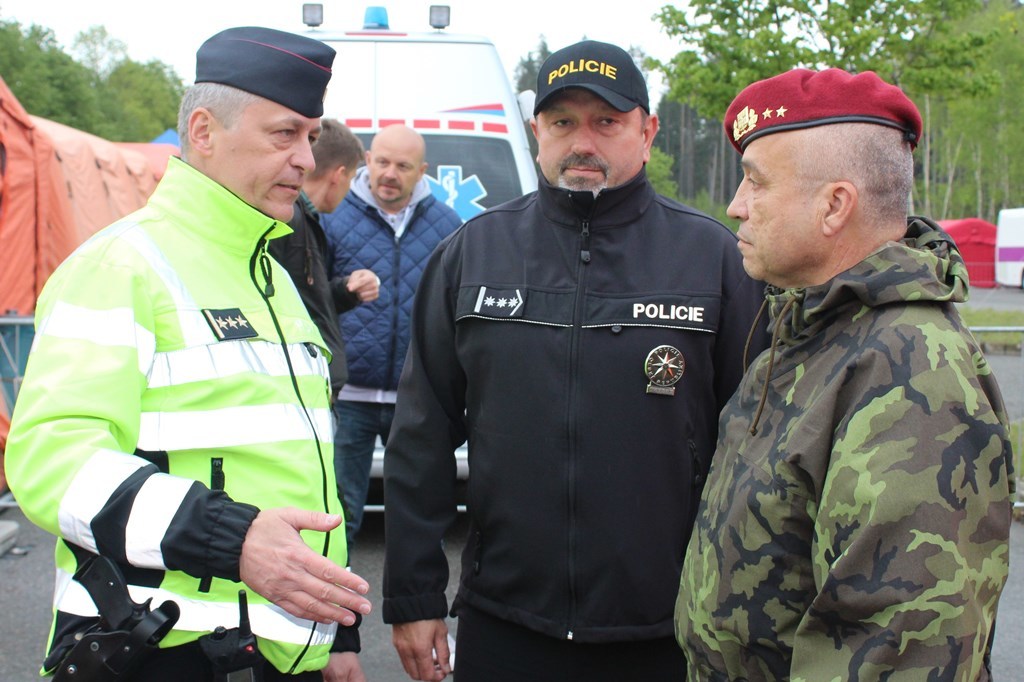 Zástupce Generálního štábu – Inspektor AČR generálmajor Milan Schulc spolu s ředitelem Služby cizinecké policie a ředitelem Krajského ředitelství policie Plzeňského kraje plukovníkem Pavlem Krákorou (zprava)