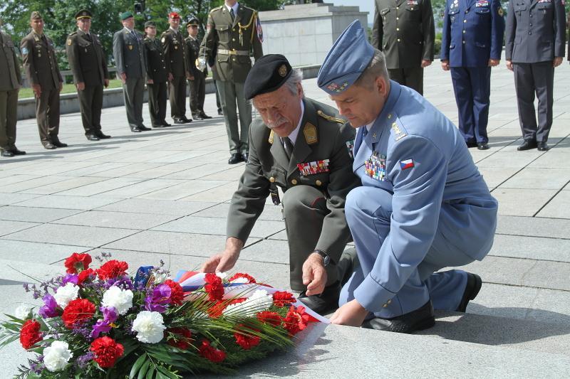 Bývalý velitel posádky Vídeň, genmjr. Karl Semlitsch, zakládající člen Capital Commanders Club, spolu s velitelem posádky Praha plukovníkem Milanem Virtem během kladení věnců na Národním památku Vítkov