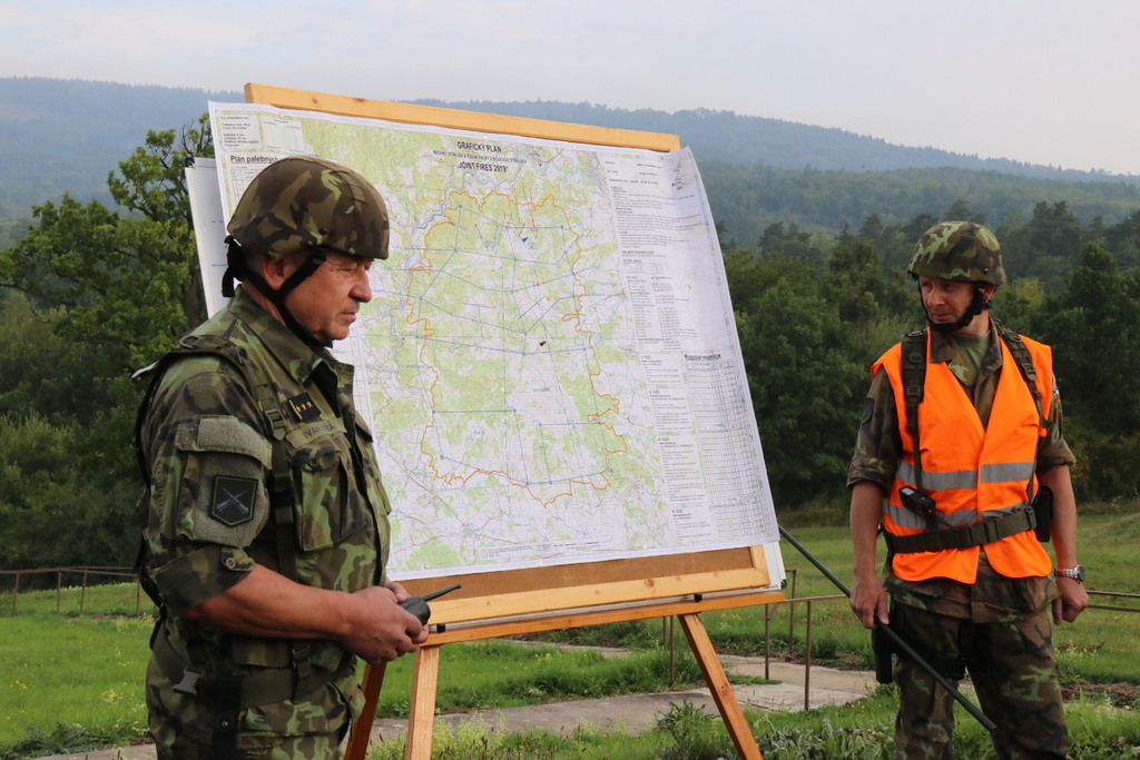 Velitel 13. dp plukovník Ivan Mráz (vlevo) a zástupce velitele 13. dp plukovník gšt. Jan Cífka na cvičení Joint Fires 2019