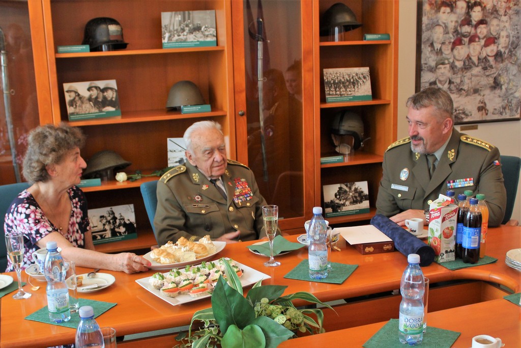 Generál Masopust s manželkou při rozhovoru s NGŠ