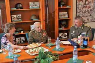 Generál Masopust s manželkou při rozhovoru s NGŠ