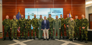 Česká delegace společně se zástupci společnosti Bell se setkali ve výrobní hale Bell Textron