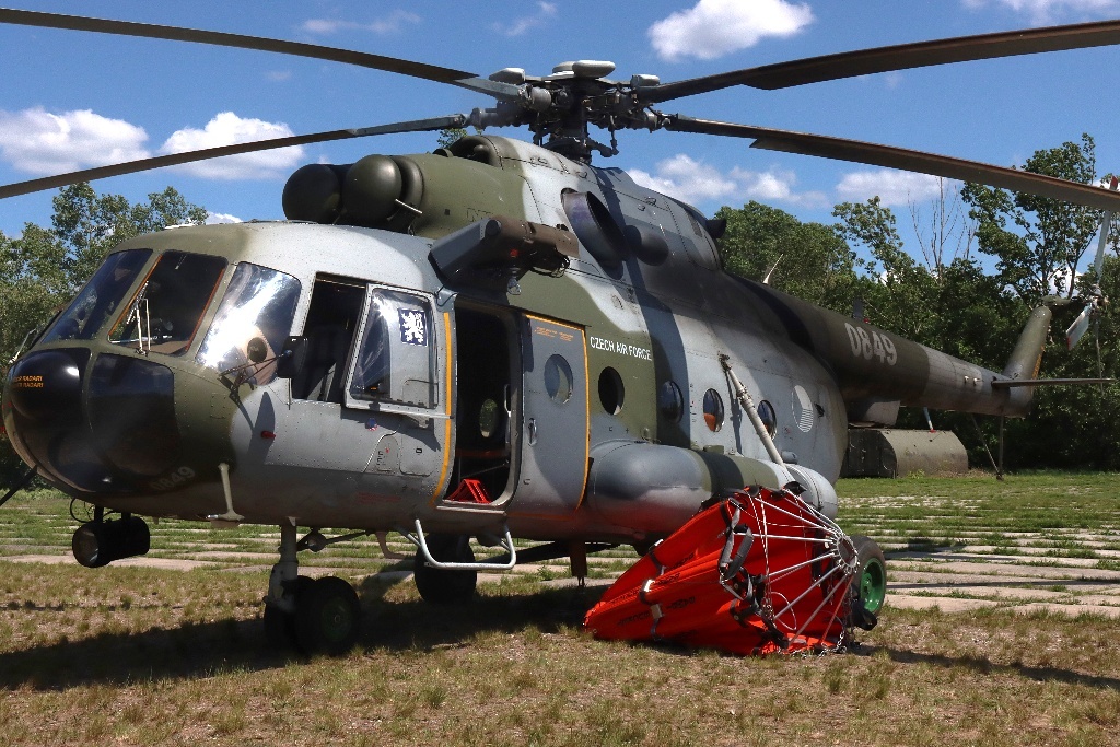 Armáda začala nyní využívat i vrtulník Mi-17 s hasicím vakem BB6578 o objemu 3000 litrů