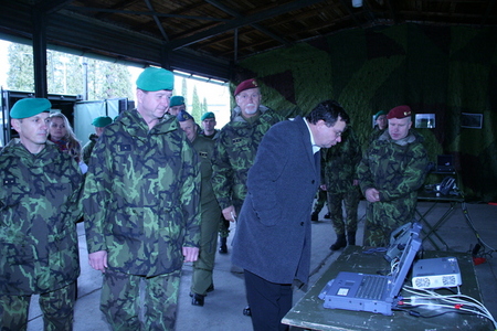 Ministr Alexandr Vondra u vojáků v Lipníku nad Bečvou a ve Štěpánově