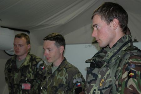 Cvičící pozorně poslouchali rozkazy velitele