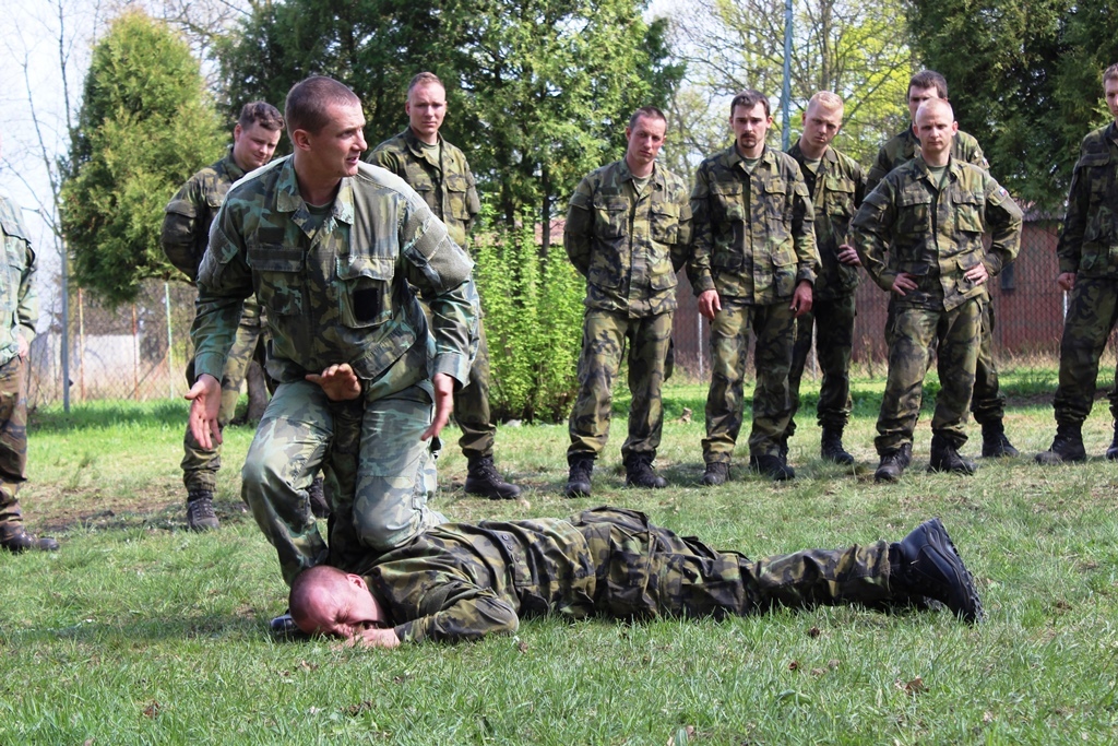 Instruktor seznamuje účastníky kurzu s technikami boje zblízka