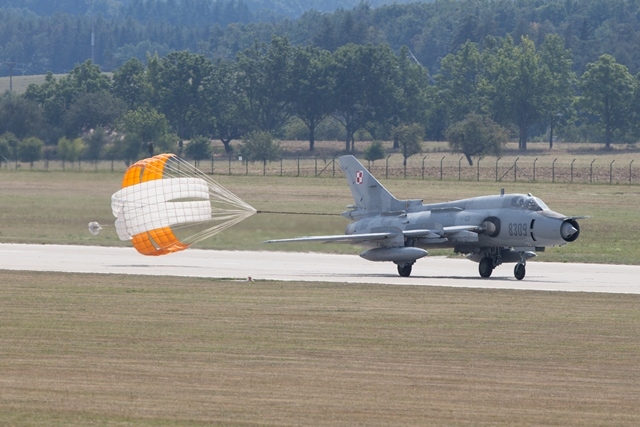 Landing of a Polish Su-22 bomber