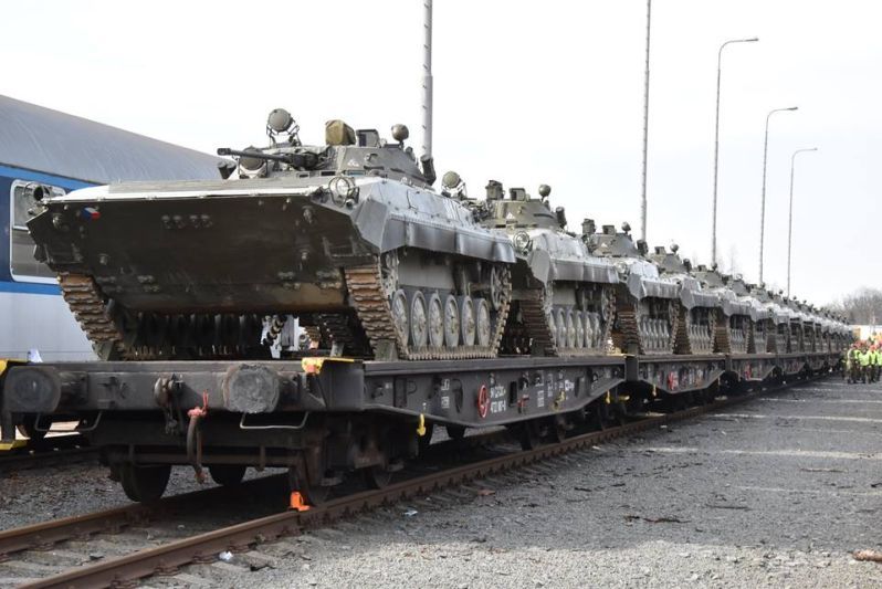 V jedné obci dokonce přerušili fotbalový turnaj, aby se hráči mohli pokochat projíždějící těžkou technikou