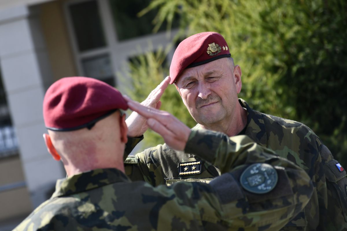 Velitel pozemních sil generálmajor Jung přebírá hlášení od svého zástupce generála Koláře