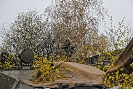  Velitelství Komanda lebek střeží samohybný minomet