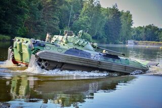 Vjezd BVP-2 do vody