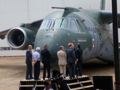 Brazilci mají zájem o výcvik svých pilotů, zaznělo na křtu letounu KC-390