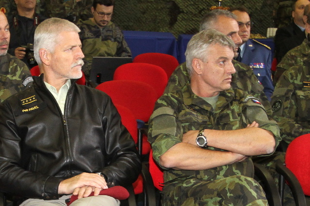  Generálové Petr Pavel a František Malenínský při prezentaci cvičení