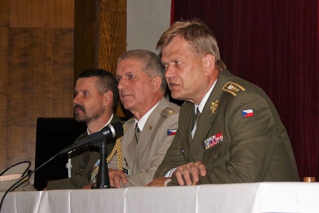 Beseda NGŠ AČR se žáky na kinosále školy