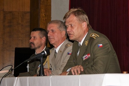 Beseda NGŠ AČR se žáky na kinosále školy