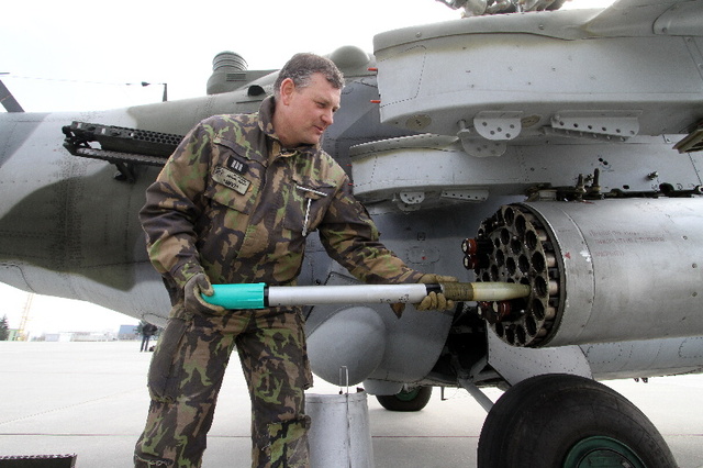  Nabíjení neřízených raket S-5KO do raketových bloků UB-32 vrtulníku Mi-24V
