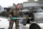  Nabíjení neřízených raket S-5KO do raketových bloků UB-32 vrtulníku Mi-24V