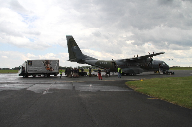  Nakládání letounu CASA C-295M 