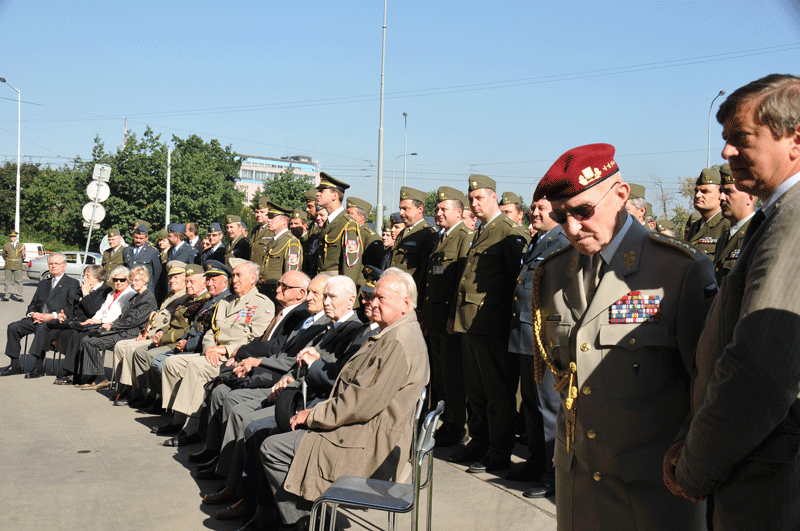 Hosté zahájení výstavy před Generálním štábem AČR