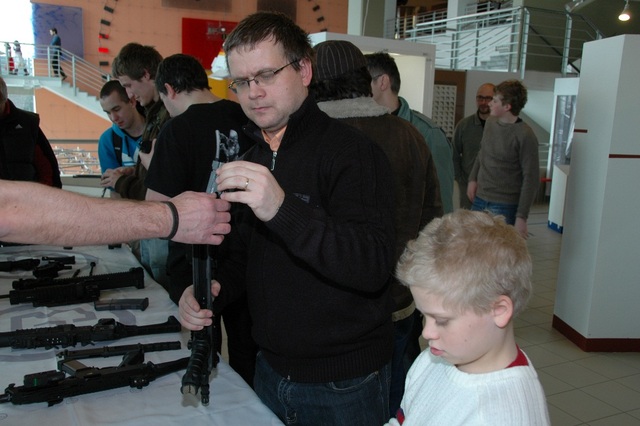 Někteří se odvážili provést rozborku a sborku zbraní 