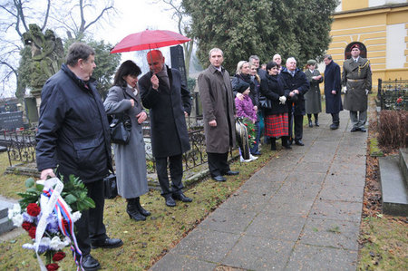 Před zahájením pietní vzpomínky na hřbitově v Lázních Toušeň