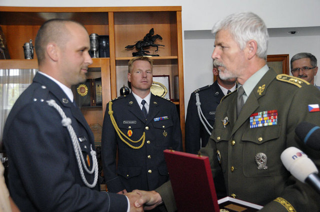 Náčelník GŠ AČR generálporučík Petr Pavel mu za záchranu života poděkoval a předal plaketu Generálního štábu AČR