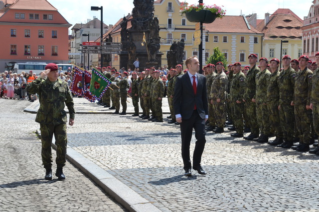 Náměstek MO Jakub Kulhánek (vpravo) s velitelem 4. brn plukovníkem gšt. Miroslavem Hlaváčem při slavnostní přehlídce nastoupených jednotek