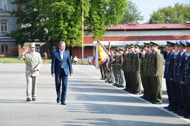 Minister of Defence inspects the graduates of the University of Defence in Brno