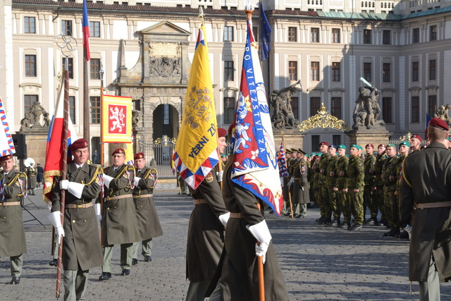 Před samotným složením přísahy věrnosti České republice byly přineseny historické bojové prapory