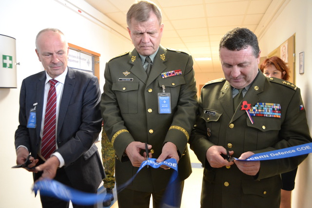 Pan Axel Angely, generálporučík Josef Bečvář a plukovník gšt. Jiří Gajdoš slavnostně otevřeli CBRN operační centrum ve Vyškově (zleva)