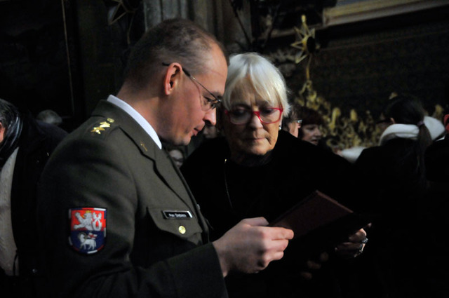 Vojenský kaplan kapitán Petr Šabaka a prezidentka hnutí Běla Jensen při rozhovoru před začátkem mše
