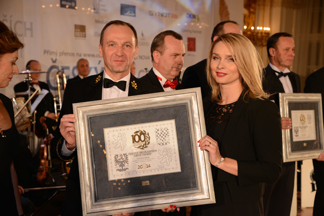 Rector/Commandant of the University of Defence, Brigadier General Bohuslav Prikryl, receiving the award from Deputy Health Minister Lenka Teska Arnostova