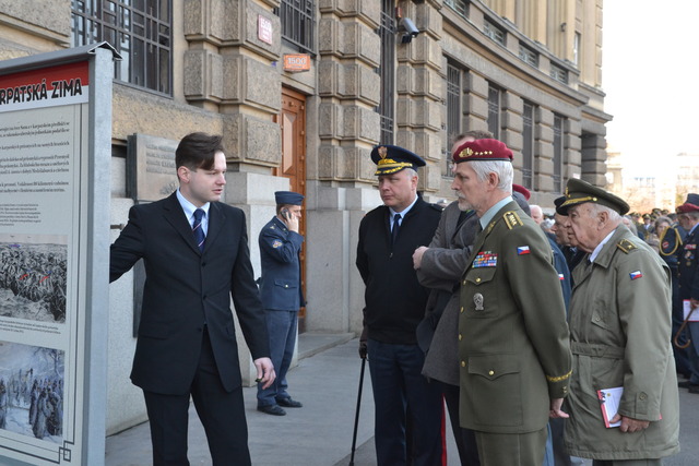 Účastníci vernisáže si se zájmem vyslechli některé historické zajímavosti výstavy