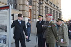 Účastníci vernisáže si se zájmem vyslechli některé historické zajímavosti výstavy