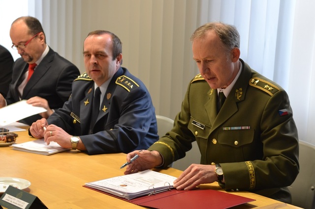 Předseda řídícího výboru VFS genmjr. Jaroslav Kocián (vpravo)
