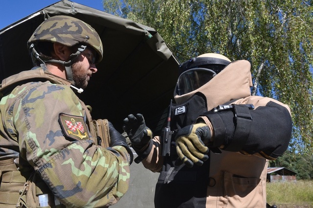 Tým pyrotechniků EOD se připravuje k akci