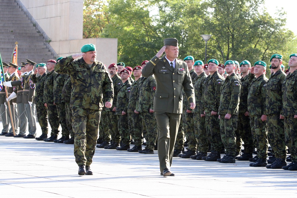 Náčelník GŠ AČR armádní generál Josef Bečvář v doprovodu generálmajora Jána Gurníka zdraví nastoupené vojáky na Vítkově