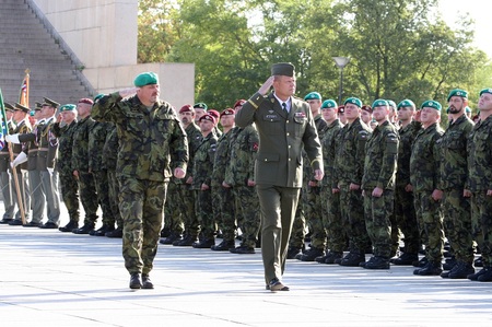 Náčelník GŠ AČR armádní generál Josef Bečvář v doprovodu generálmajora Jána Gurníka zdraví nastoupené vojáky na Vítkově