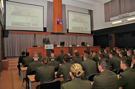 Armáda na vás čeká, řekl generál Bečvář studentům Univerzity obrany