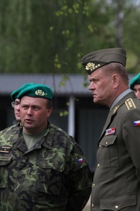 Brigádní generál Zoltán Bubeník (vlevo) v rozhovoru s armádním generálem Josefem Bečvářem