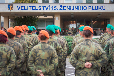 Plukovník Jiří Lustyk, velitel 15. ženijního pluku, při slavnostním nástupu